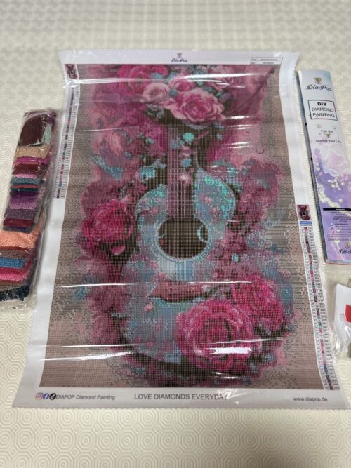 Blaue Gitarre in Rosen - Eckige AB Steine - 40x60cm - 50 Farben – Bild 2